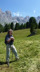 Südtirol lässt erzählen.  Einer, der das besonders gut kann, ist Reinhold Messner, der hin und wieder auch mit Touristen wandert.  Hier unterwegs unter dem Rosengarten. 