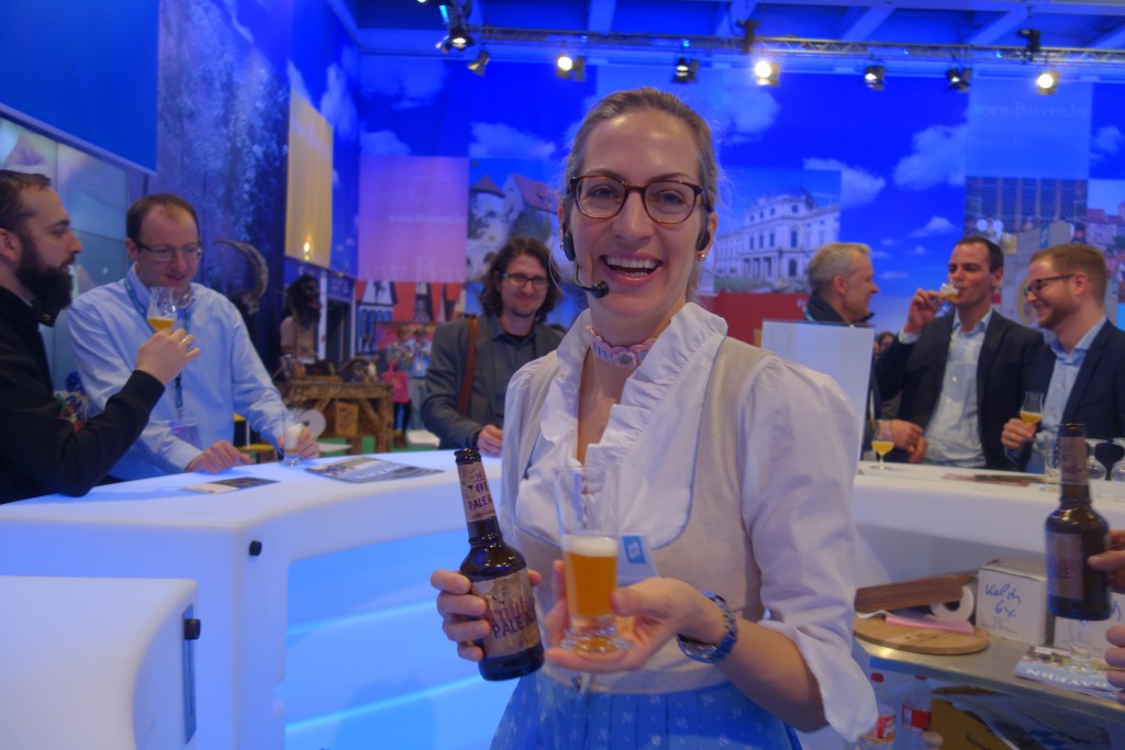 Traditionell bayerisch: Mit Engagement präsentierte Stephanie Meyer von der Post Brauerei Nesselwang die "vier Nesselwanger Biere". 