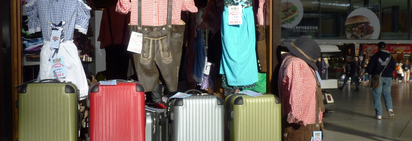 Bleibt gerne liegen:  Koffer und Klamotten, praktischerweise gleich im Bahnhof zu haben