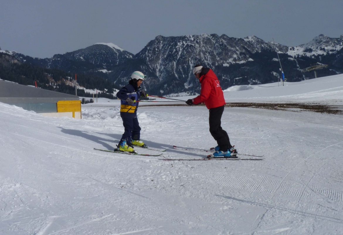 Aller Anfang ist schwer: Mia mit Skilehrer Marcel