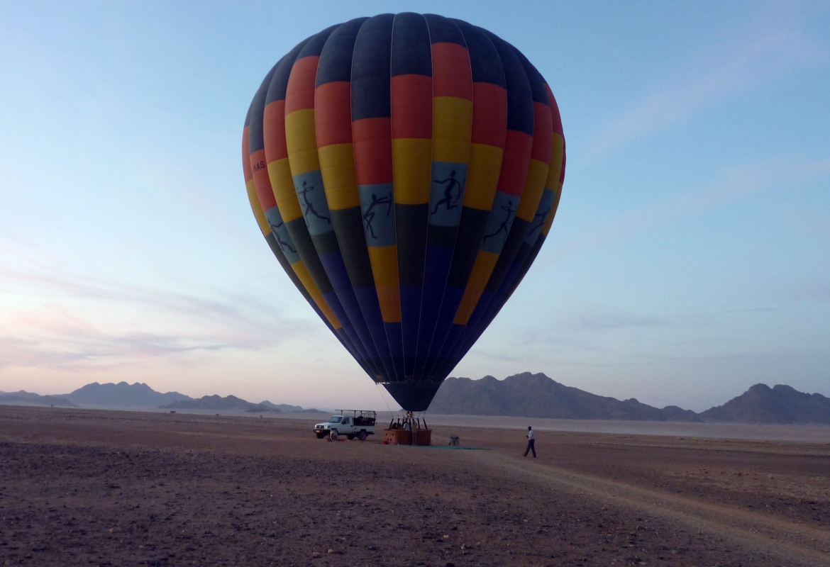 Noch vor Sonnenaufgang startet die Ballonfahrt im Namib-Naukluft-Park.