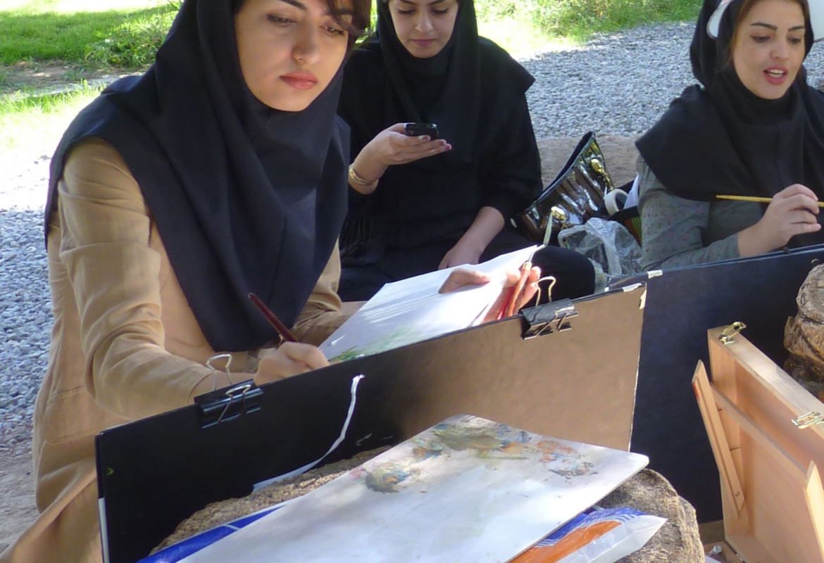 Iran ist bei Studiosus-Gästen das beliebteste Reiseland.  Das Bild zeigt Malschülerinnen in Shiraz.