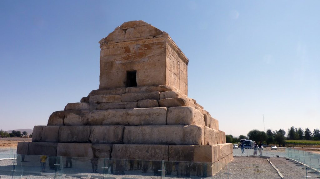 Der Iran kann mit der Kultur des alten Persien - hier das Grabmal von Xerxes bei Pasargad - punkten.