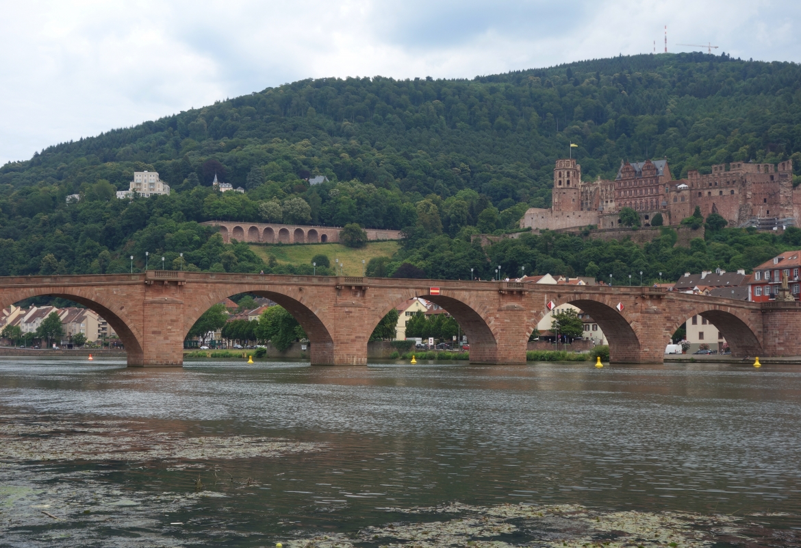 Typisch Alt-Heidelberg:  Alte Brücke mit Schloss.