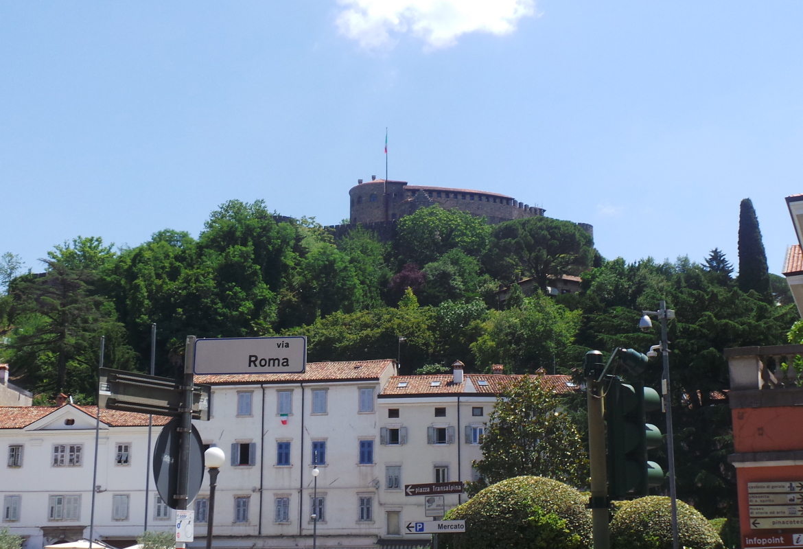 Die Burg beherrscht das Stadtbild von Gorizia.