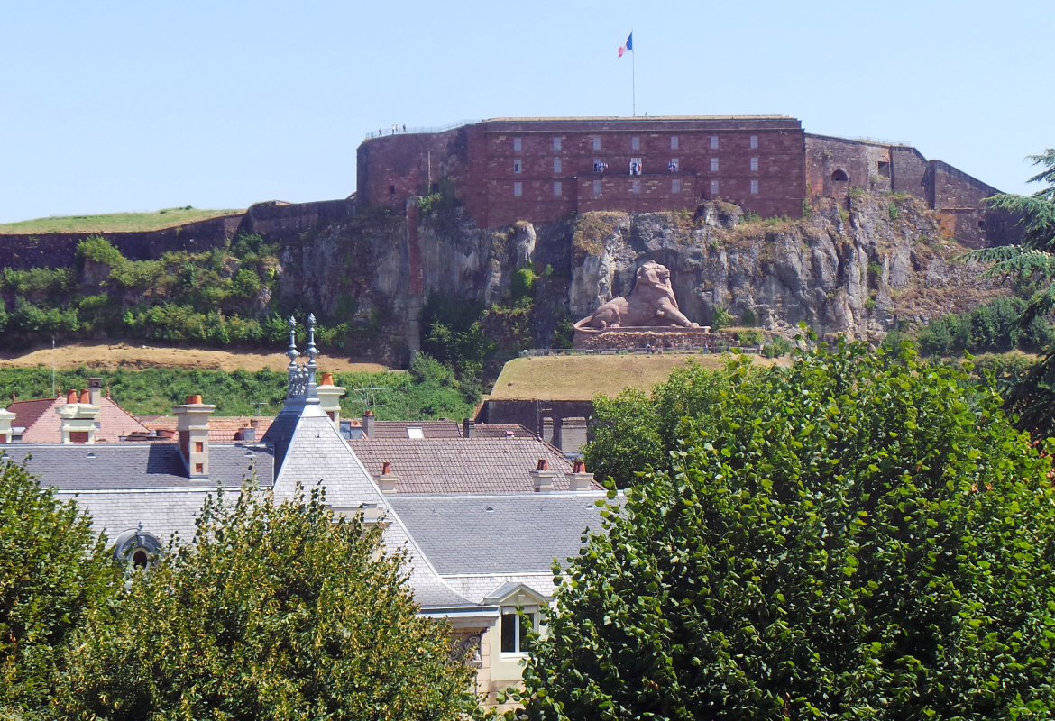 Die imposante  Festung mit der Löwenskulptur prägt das Bild von Belfort