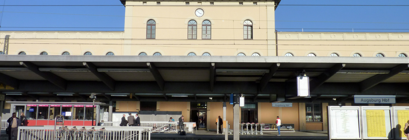 Bahnhof von den Gleisen aus